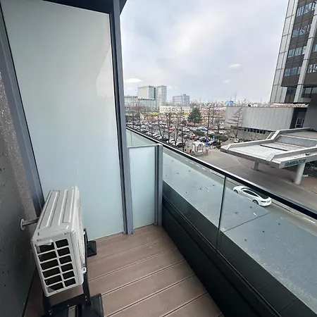 Velvet-spodek, Stadion śląski, Miejsce Postojowe Apartament *